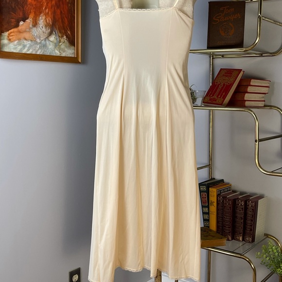 1980’s Cream Slip - Picture 2 of 2